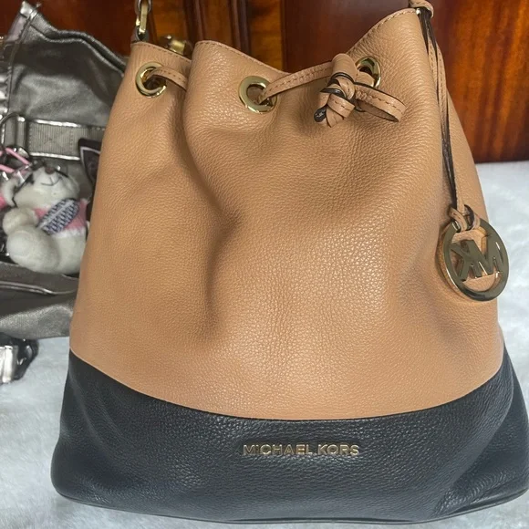 Michael Kors Tan and Black Shoulder Bag with Signature MK Hardware - Picture 6 of 12